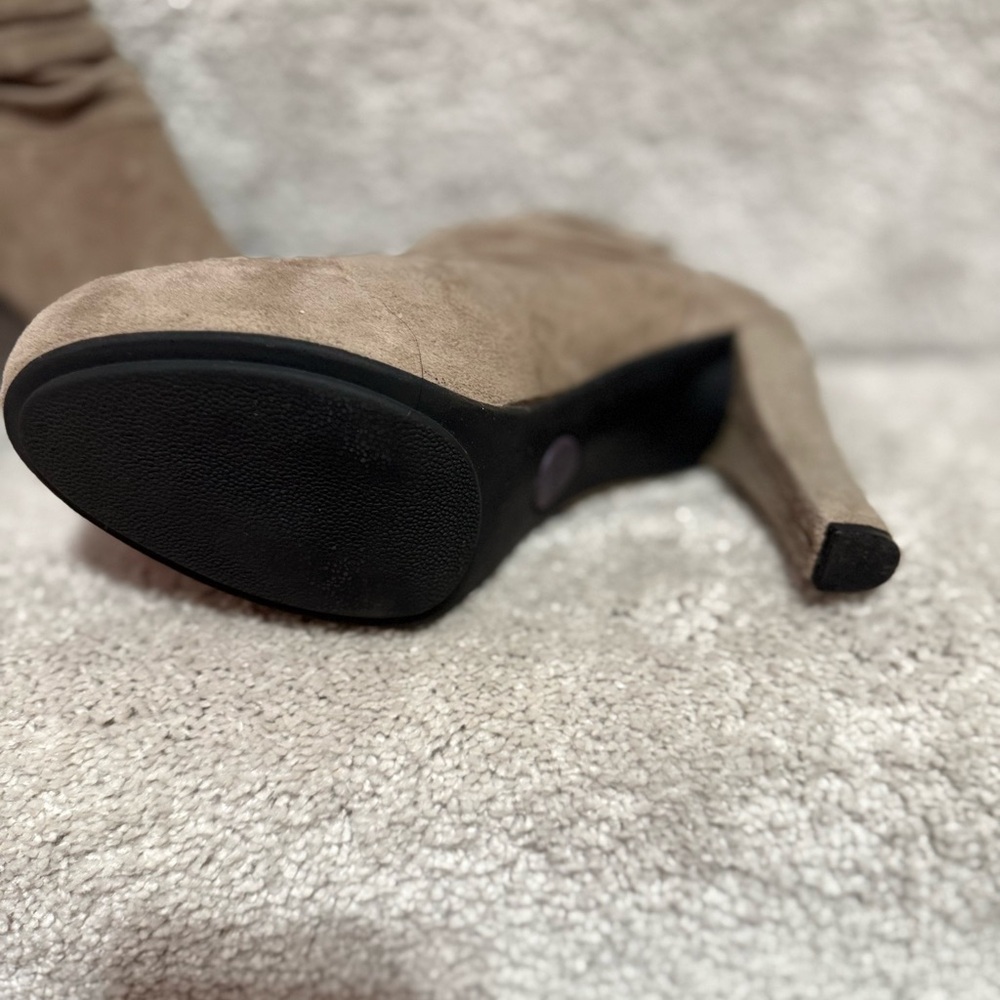 Me Too Lloyd Taupe Genuine Suede Scrunched Platform Heeled Booties Size 7 New - Picture 6 of 8